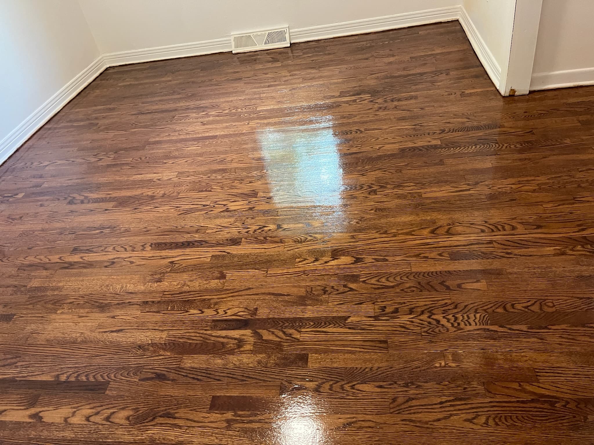 Plancher de chêne teint et verni dans une pièce vide