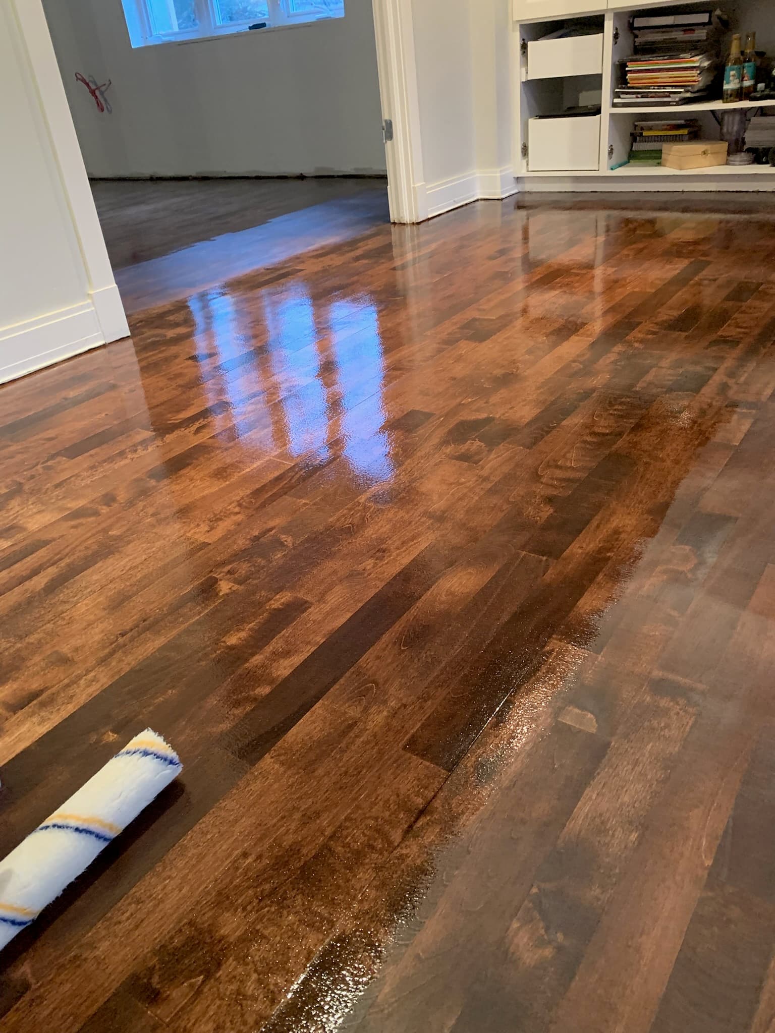Plancher de bois franc foncé au fini lustré