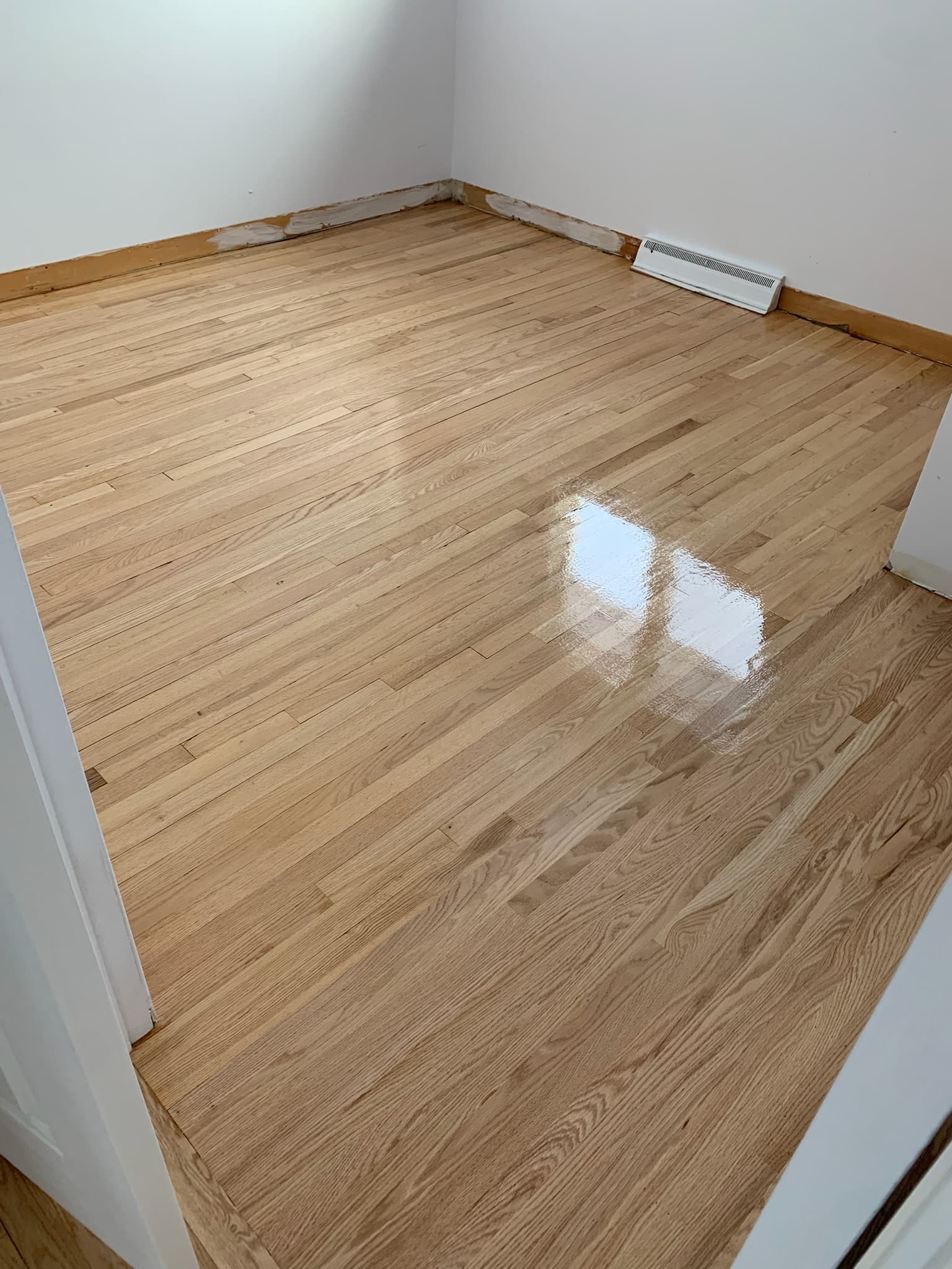 Plancher de bois naturel verni