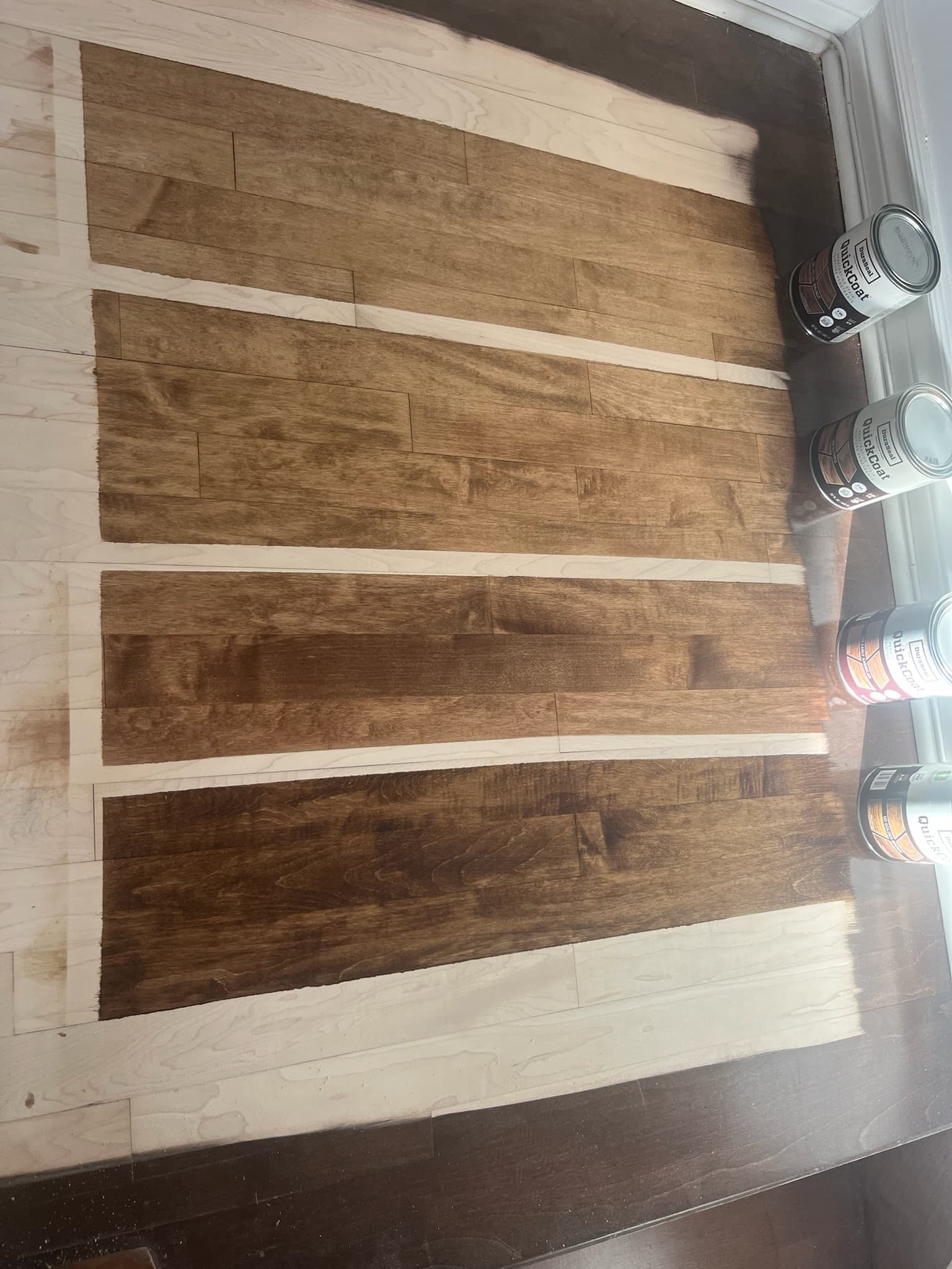 Échantillons de teinture appliqués sur le plancher