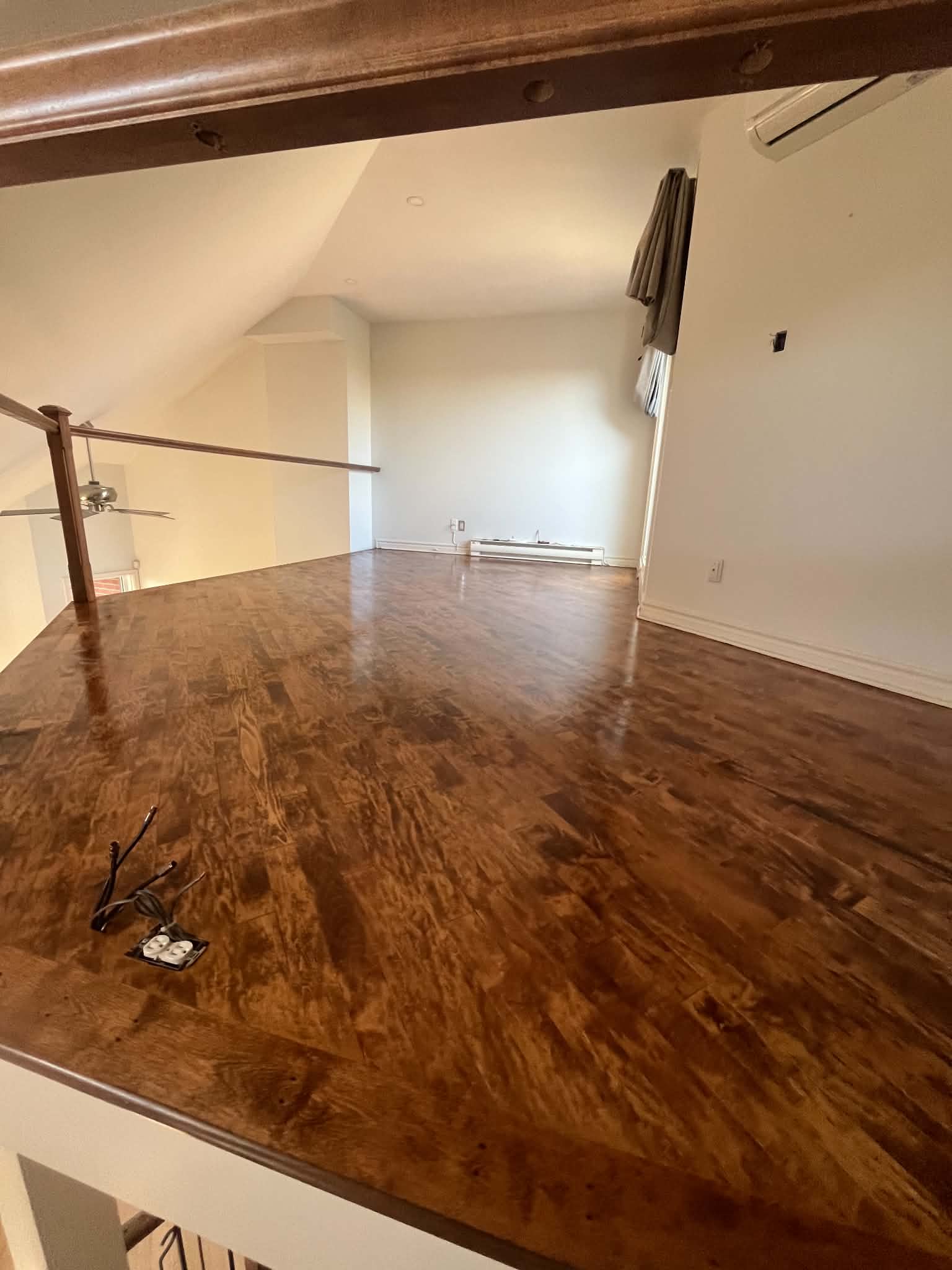 Plancher de mezzanine teint brun doré, au fini lustré