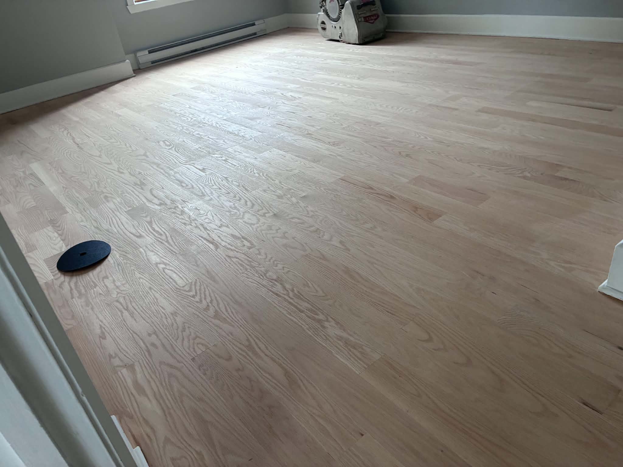 Plancher de chêne fraîchement sablé, prêt pour la finition